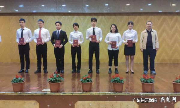 党总支书记阳鹏（右1）为优秀代表颁奖p.jpg