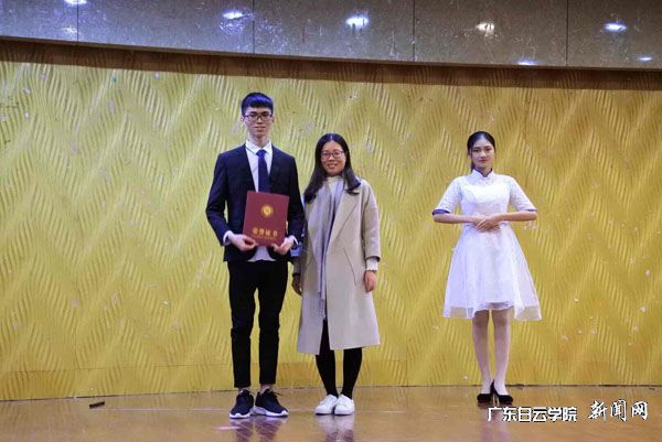 指导老师周静（左二）给一等奖代表颁奖P.jpg