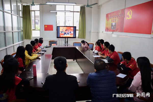 聚精会神看直播 p.jpg