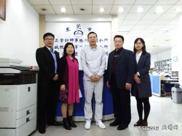 德正会计师事务所高级经理郭岗（中）与会计学院副院长刘阳（左二）、副院长李炜（右二）一行合影p.jpg