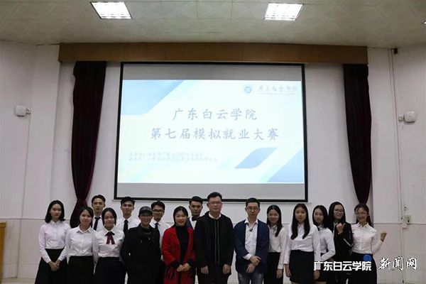 学院领导、老师与参赛选手合影p.jpg