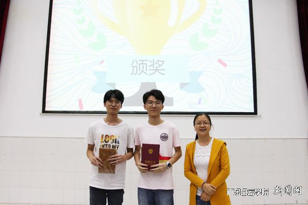 向绍英副主任（右一）为第一名获得者颁奖p.jpg