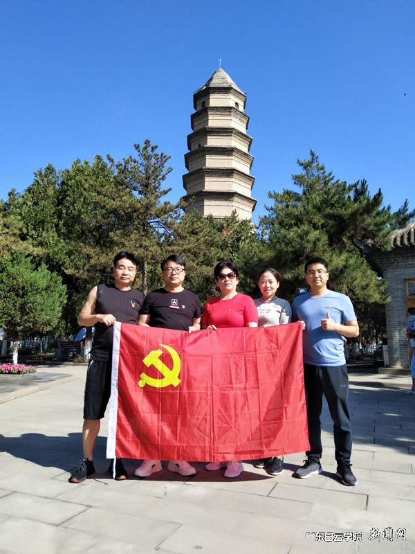 总支委员宝塔山下合影留念.jpg