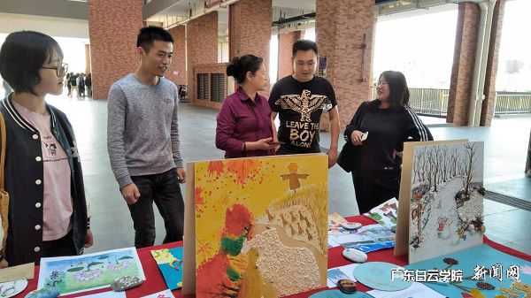 会计学院陈理玫书记（中）和北校区综合办公室张天琦老师（右二）、校团委项目管理中心熊彦辉副主任（右一），会计学院团总支书记余洪福（左二）参观作品展.jpg