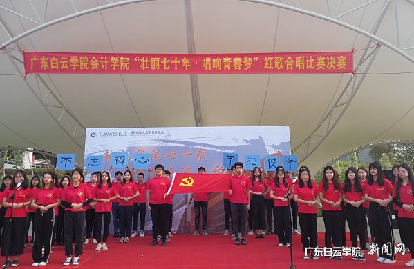 阳光先锋队合唱队表演.jpg