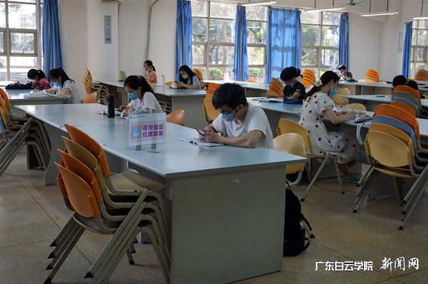 图4：图书馆开放第一天阅览室秩序良好，读者隔座自习.JPG