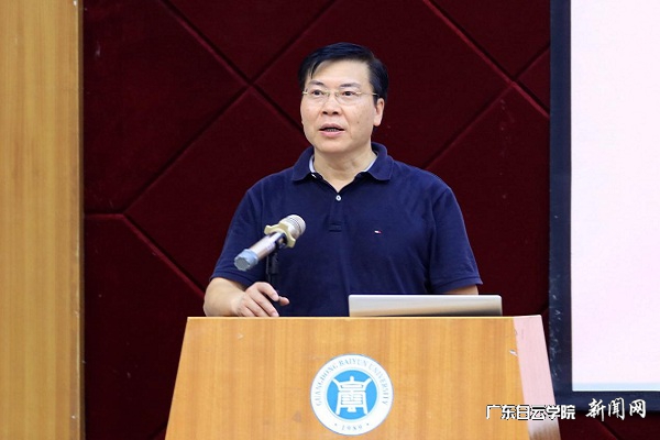 黄大乾校长讲话.jpg