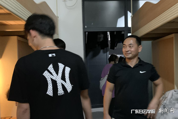 彭雨明副院长在宿舍里与学生探讨问题.png