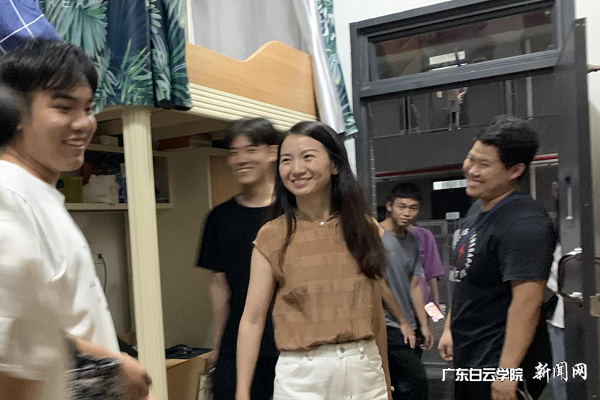 吴小丽副院长在宿舍里与学生亲切交谈.png