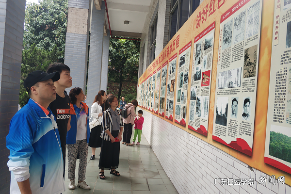 参观抗日战争文物陈列馆.png