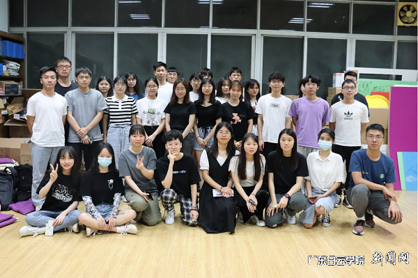 勤工部学生与朋辈合影留念.png
