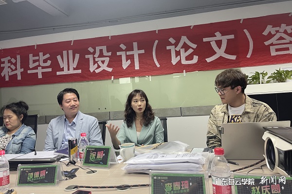 企业导师点评学生毕业设计作品.JPG