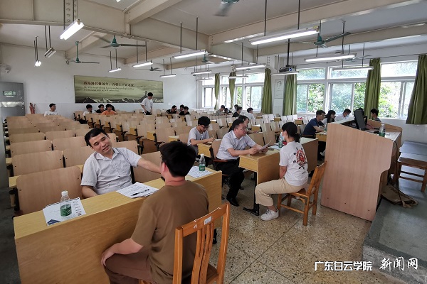 面试官与同学亲切交谈.jpg